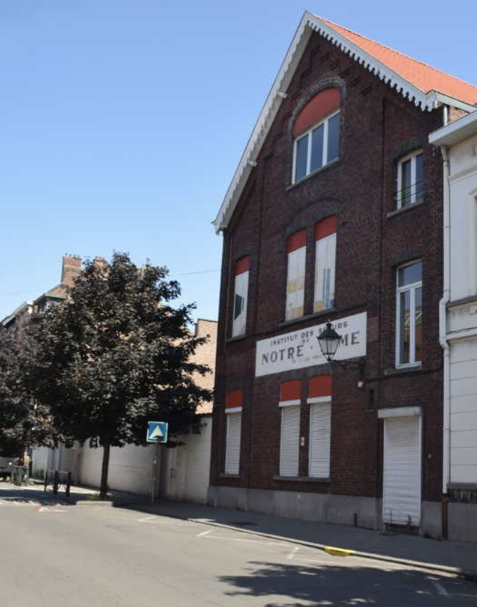 Façade d'entrée de l'école, rue de la Démocratie